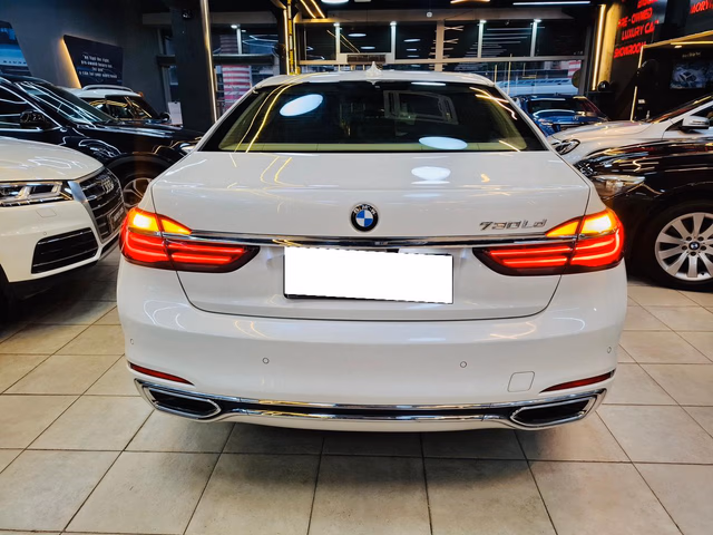 BMW BMW 7 Series view 3
