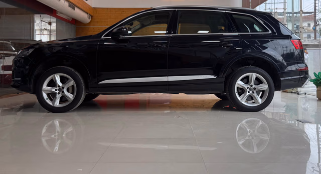 Audi Audi Q7 view 5