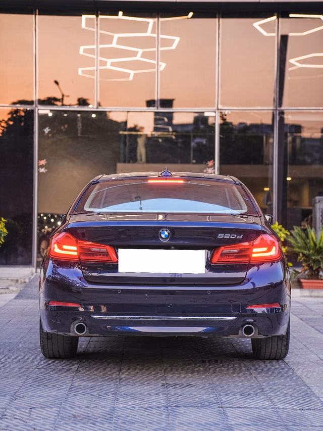 BMW BMW 5 Series view 4