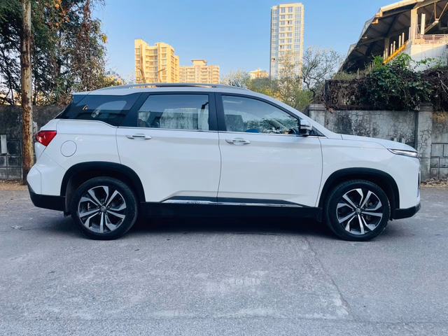 MG MG Hector Plus view 3