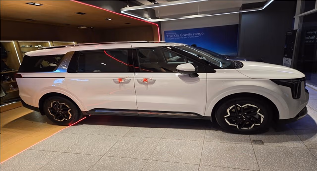 Kia Kia Carnival view 4