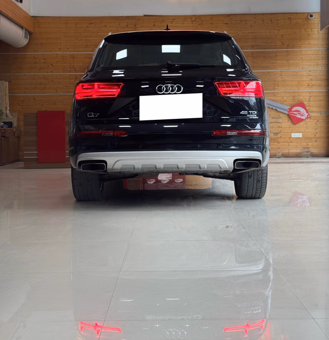 Audi Audi Q7 view 4