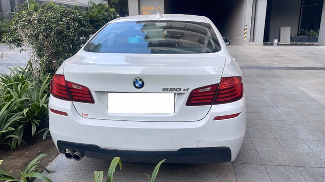 BMW BMW 5 Series view 3