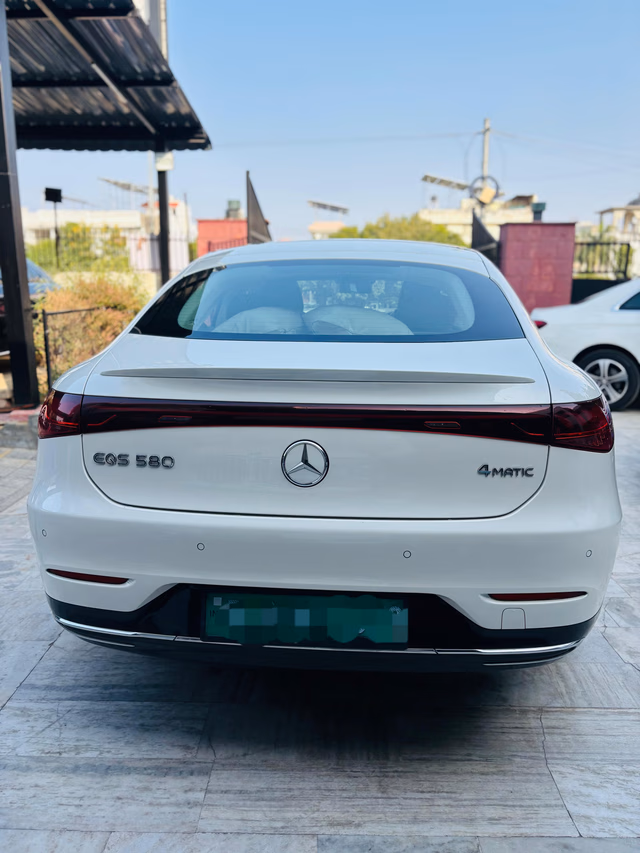 Mercedes-Benz Mercedes-Benz EQS view 3