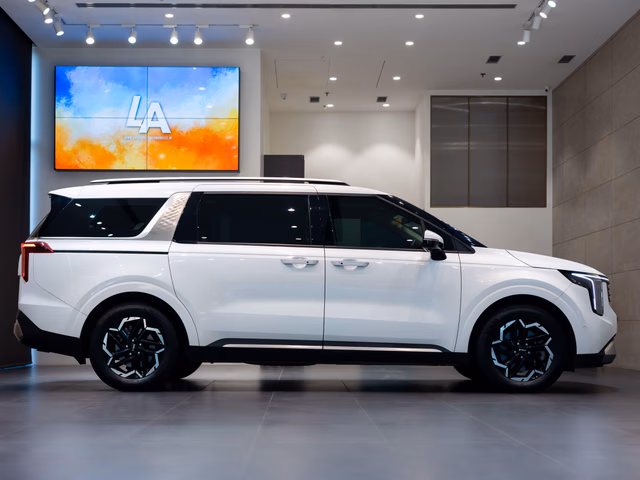 Kia Kia Carnival view 3