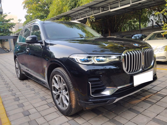 BMW BMW X7 view 2