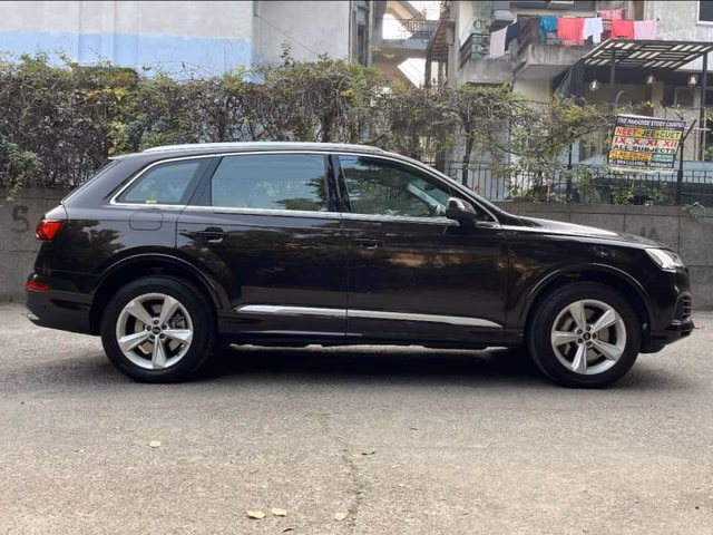 Audi Audi Q7 view 3