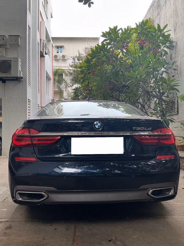 BMW BMW 7 Series view 3