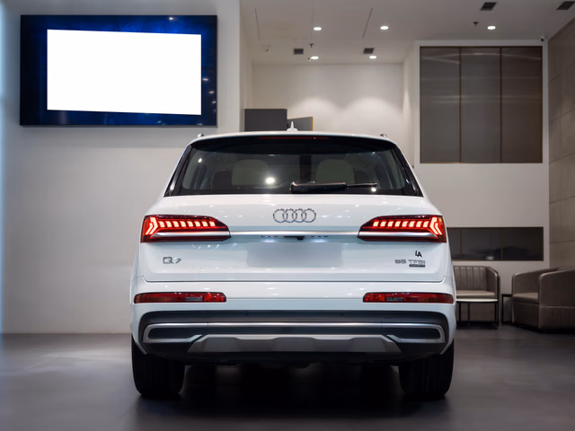 Audi Audi Q7 view 4