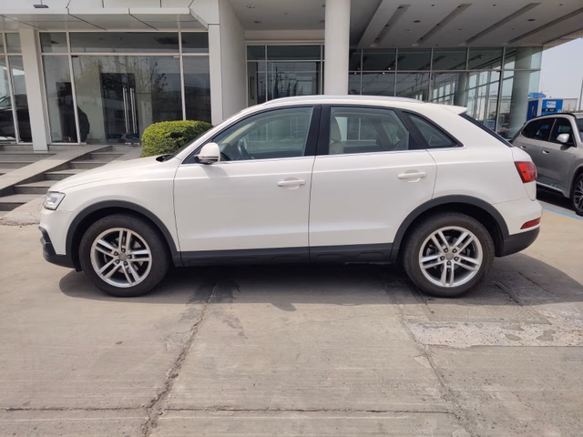 Audi Audi Q3 view 3