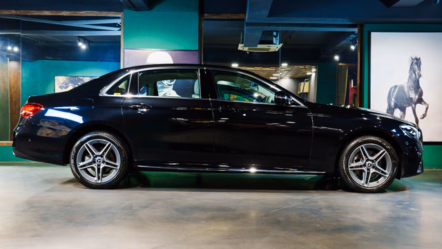 Mercedes-Benz Mercedes-Benz E-Class view 5