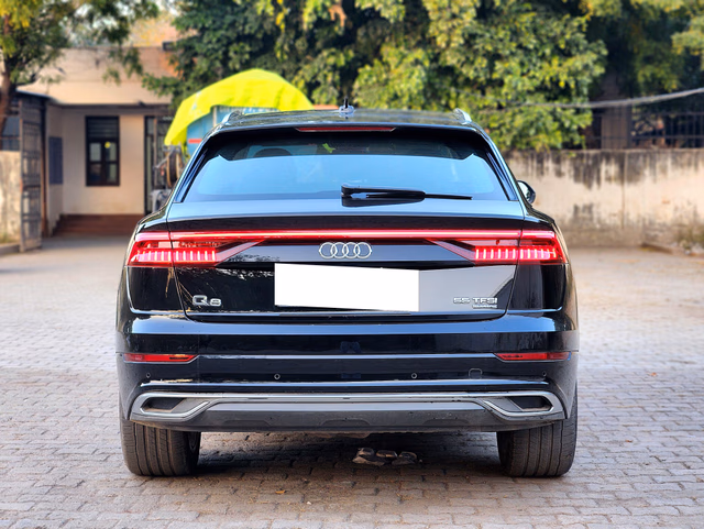 Audi Audi Q8 view 4