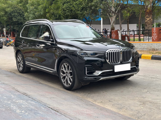 BMW BMW X7 view 2