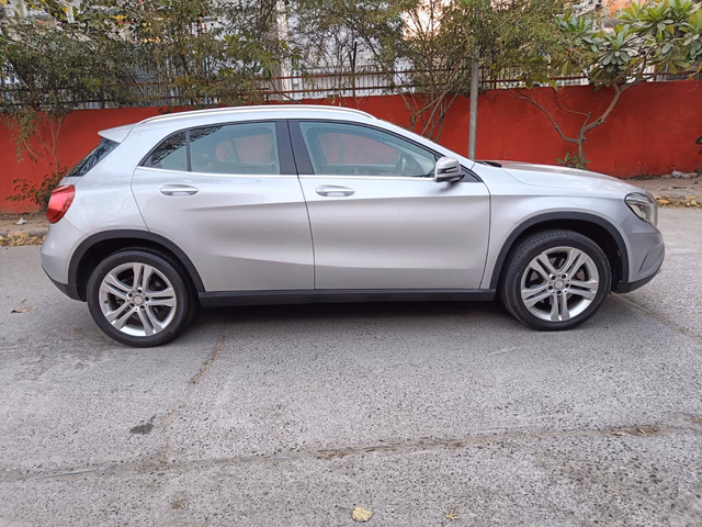 Mercedes-Benz Mercedes-Benz GLA Class view 3