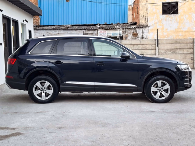 Audi Audi Q7 view 3