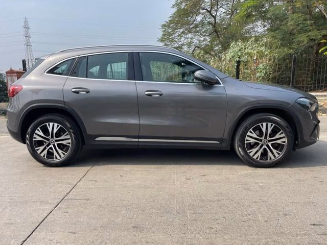 Mercedes-Benz Mercedes-Benz GLA view 3