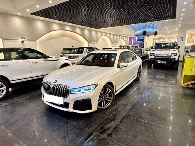 BMW BMW 7 Series view 4