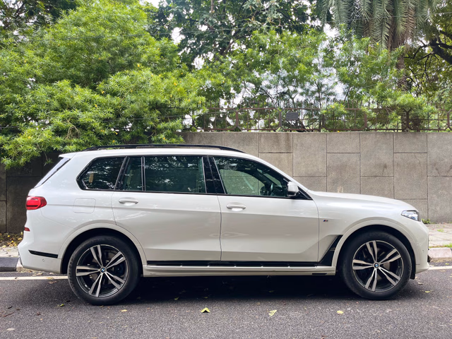 BMW BMW X7 view 3