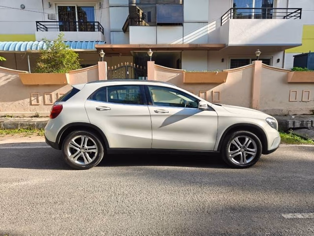 Mercedes-Benz Mercedes-Benz GLA Class view 3
