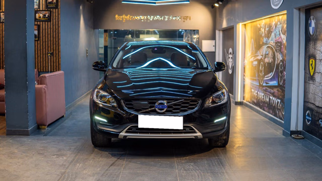 Volvo Volvo S60 Cross Country view 2