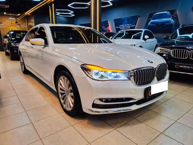 BMW BMW 7 Series view 2