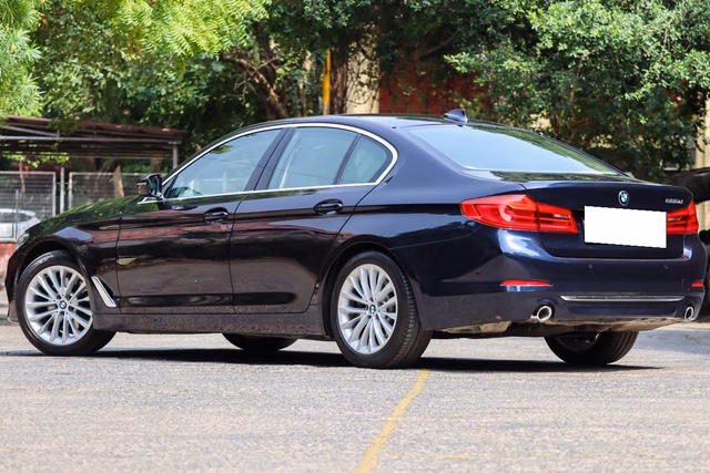 BMW BMW 5 Series view 4