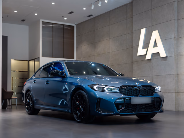 BMW BMW 3 Series view 2