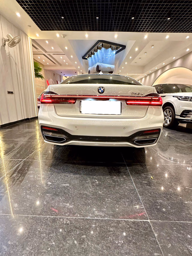 BMW BMW 7 Series view 3