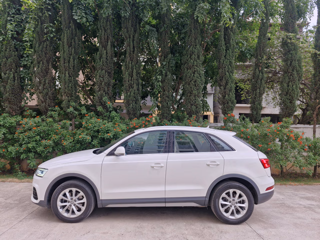 Audi Audi Q3 view 5