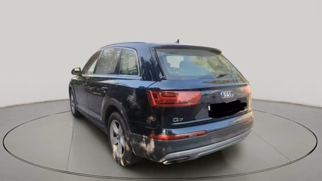 Audi Audi Q7 view 4
