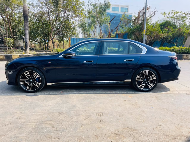 BMW BMW i7 view 5
