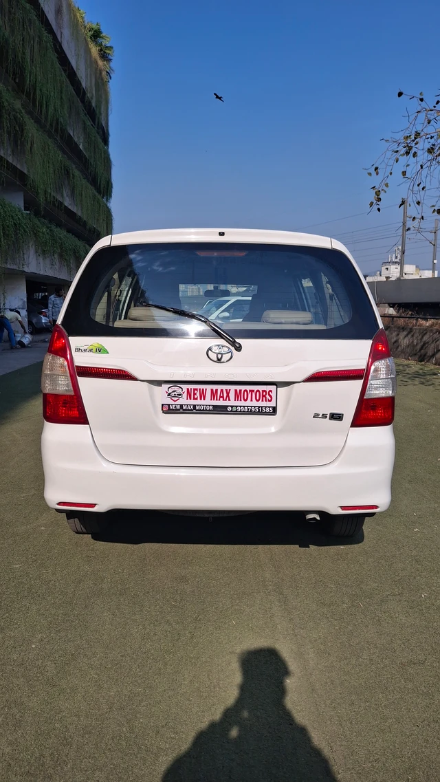 Toyota Toyota Innova view 3