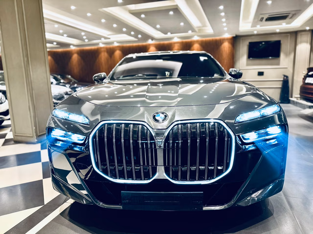 BMW BMW 7 Series view 3