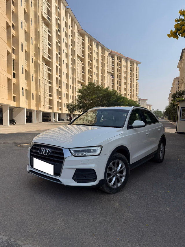 Audi Audi Q3 view 2