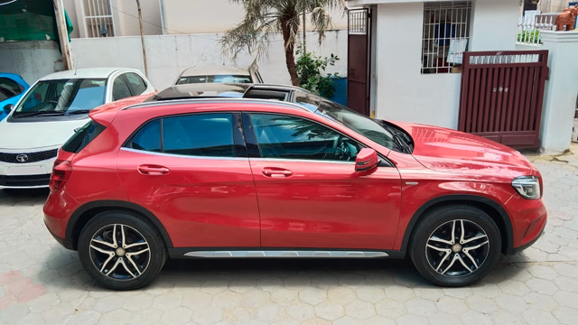 Mercedes-Benz Mercedes-Benz GLA Class view 3