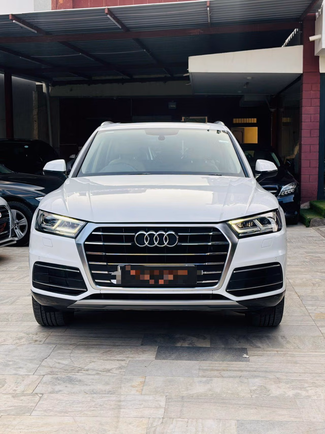 Audi Audi Q5 view 4