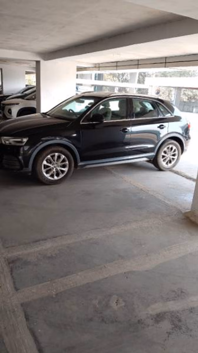 Audi Audi Q3 view 3