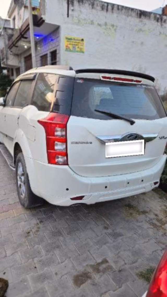 Mahindra Mahindra XUV500 view 2