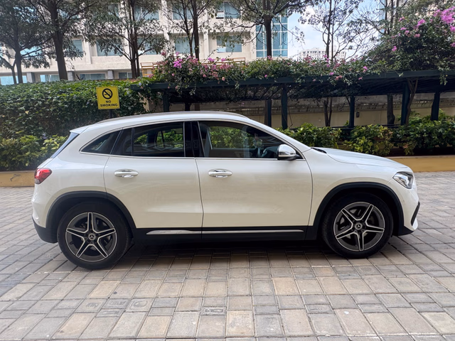 Mercedes-Benz Mercedes-Benz GLA view 2