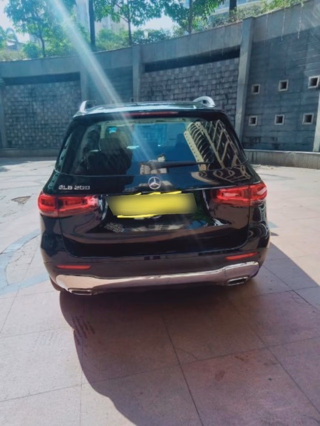 Mercedes-Benz Mercedes-Benz GLB view 3