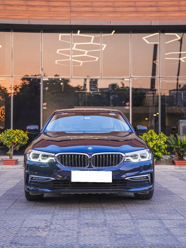 BMW BMW 5 Series view 2