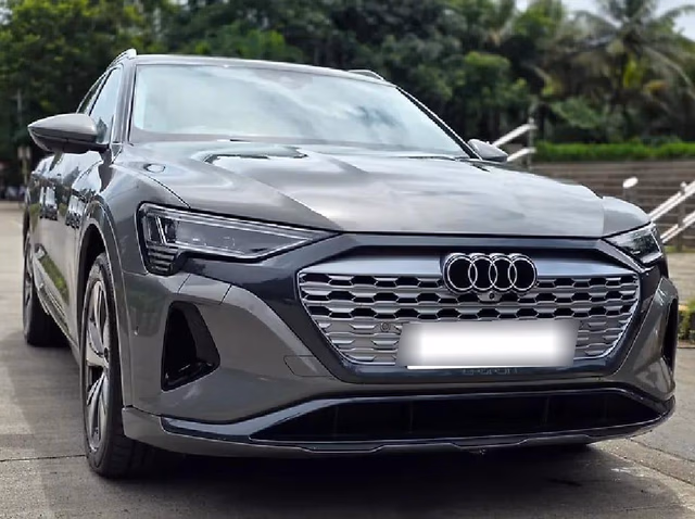 Audi Audi Q8 e-tron view 2