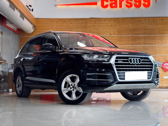 Audi Audi Q7 view 2