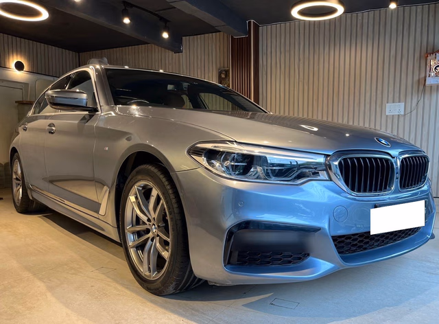 BMW BMW 5 Series view 2