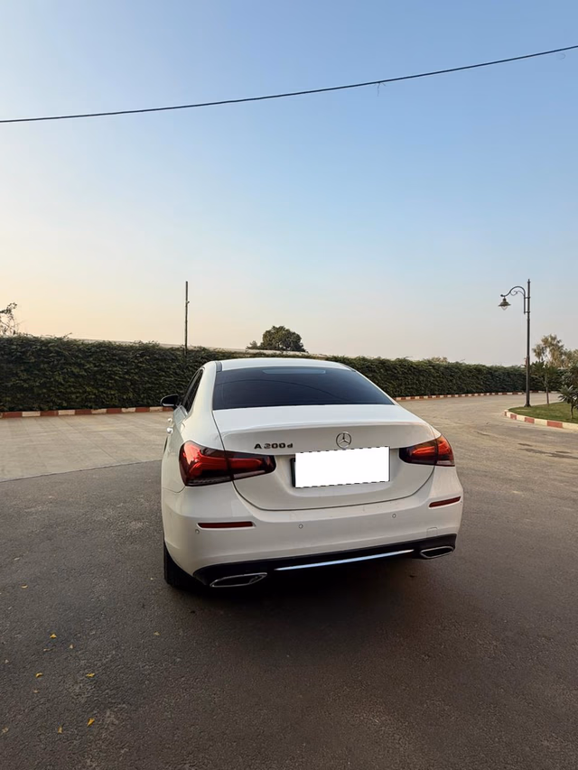 Mercedes-Benz Mercedes-Benz A-Class Limousine view 3