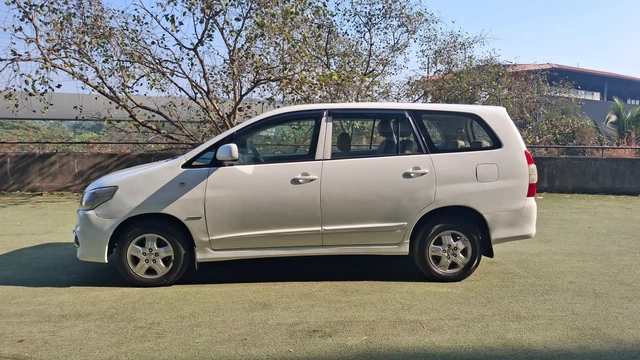 Toyota Toyota Innova view 4