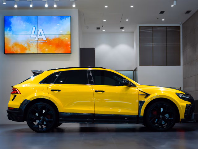 Audi Audi RS Q8 view 3