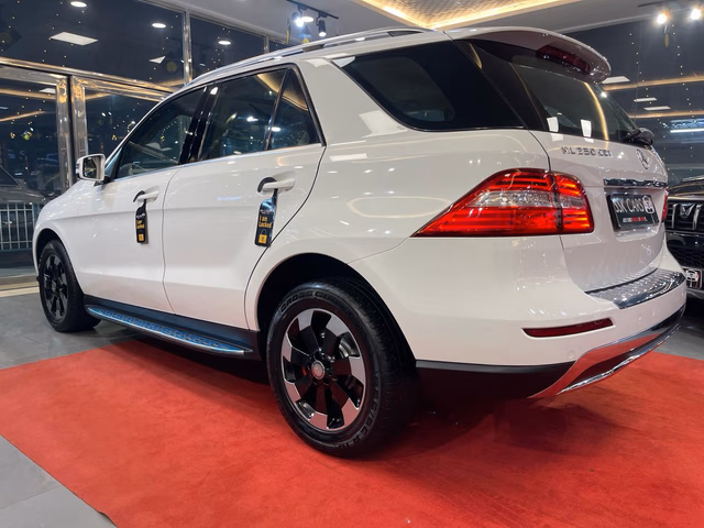 Mercedes-Benz Mercedes-Benz M-Class view 4