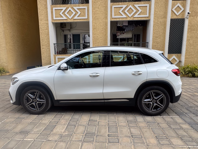 Mercedes-Benz Mercedes-Benz GLA view 4