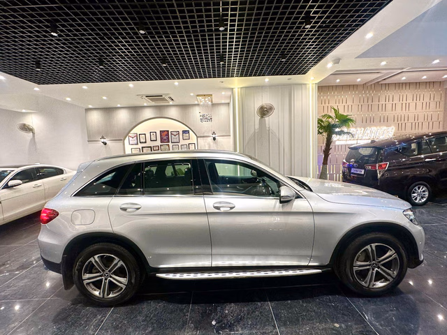 Mercedes-Benz Mercedes-Benz GLC view 3